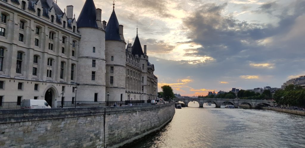 Cosa vedere a Parigi: città e dintorni 3 passeggiata lungo la senna al tramonto