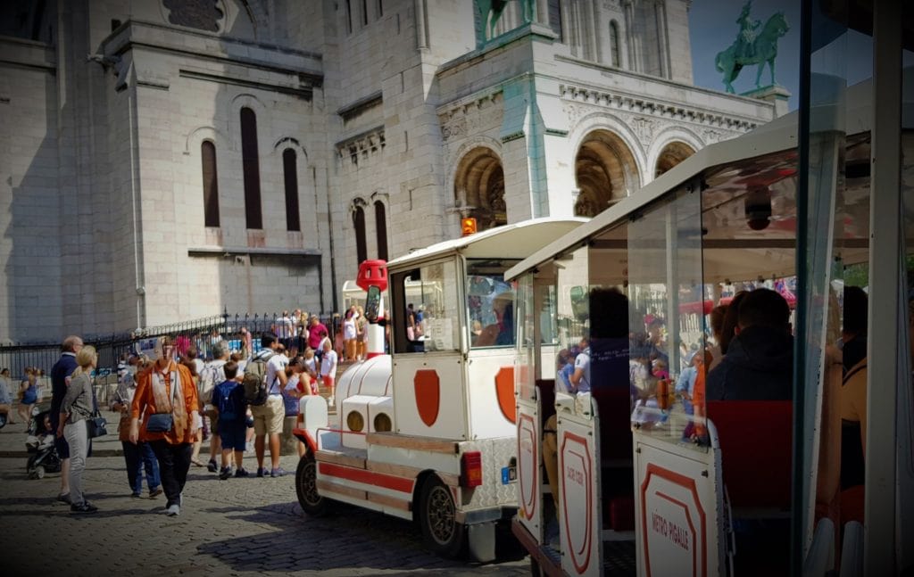 Montmartre: quartiere e piazza degli artisti Parigi! 7 Cosa vedere nella zona di Montmartre il quartiere degli artisti a Parigi trenino