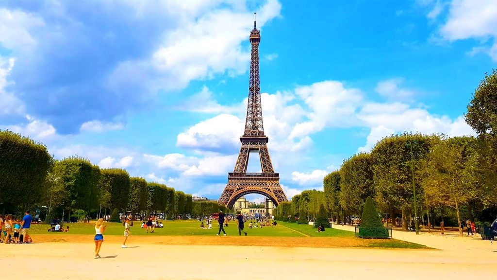 Cosa vedere a Parigi: città e dintorni 2 Video Torre Eiffel di giorno e di sera illuminata vista dal primo e secondo piano