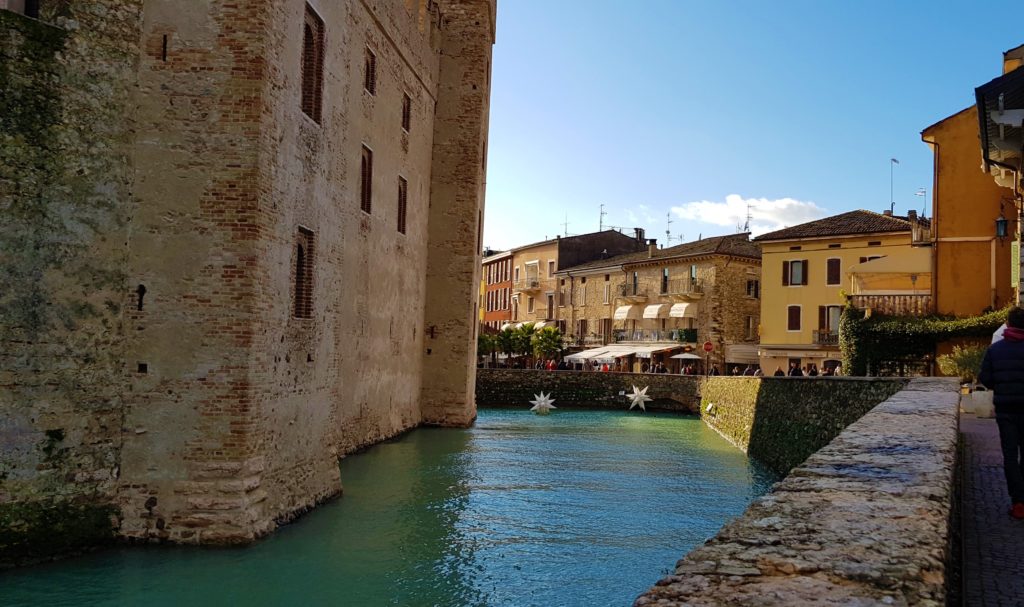 Top 7 Lago di Garda Sirmione cosa vedere? 14 Sirmione Lago di Garda cosa fare dinverno CASTELLO DIETRO scaled