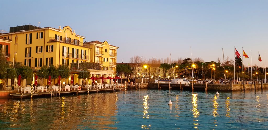 Top 7 Lago di Garda Sirmione cosa vedere? 24 Sirmione Lago di Garda cosa fare dinverno HOTEL tramonto scaled