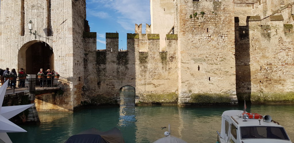 Top 7 Lago di Garda Sirmione cosa vedere? 11 Sirmione Lago di Garda cosa fare dinverno castello scaled