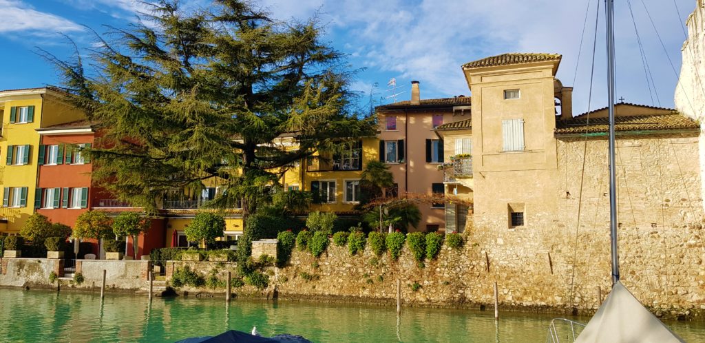 Top 7 Lago di Garda Sirmione cosa vedere? 12 Sirmione Lago di Garda cosa fare dinverno paese scaled