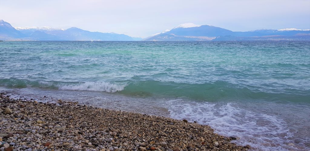 Top 7 Lago di Garda Sirmione cosa vedere? 15 Sirmione Lago di Garda cosa fare dinverno spiaggia scaled