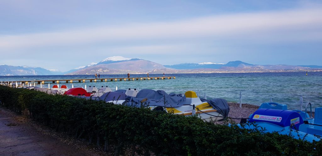 Top 7 Lago di Garda Sirmione cosa vedere? 19 Sirmione Lago di Garda cosa fare dinverno spiaggia pedalò scaled