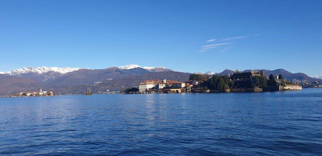 Top 10 Lago Maggiore cosa vedere? I migliori posti del Lago Maggiore 3 Mottarone Stresa Lago Maggiore piazzale funivia isola bella e pescatori