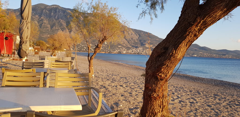 Spiagge Kalamata: la spiaggia e la passeggiata. 3 aperitivo spiaggia kalamata grecia