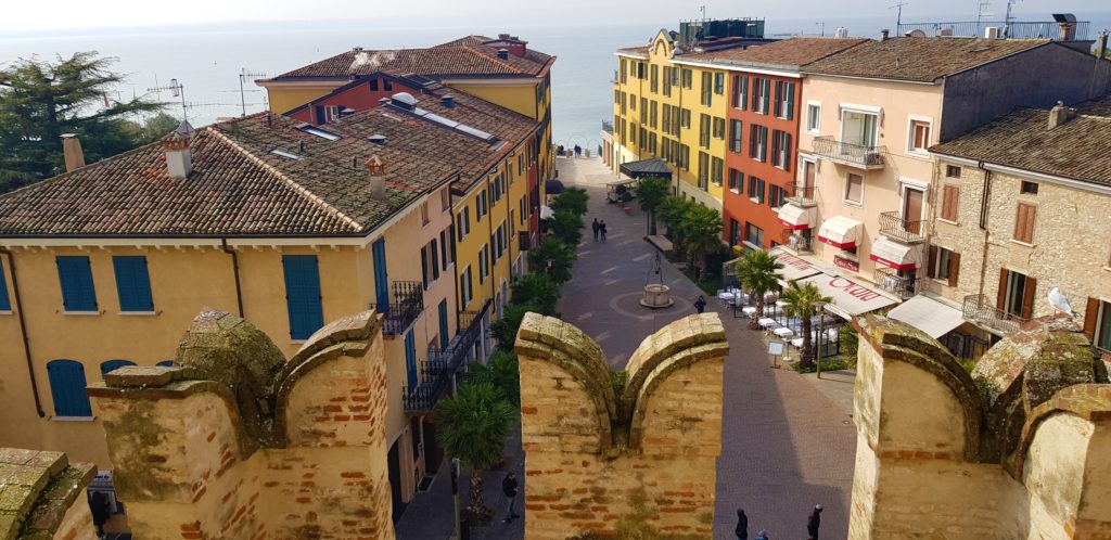 Top 7 Lago di Garda Sirmione cosa vedere? 3 castello scaligero sirmione vista case