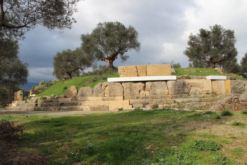 Cosa vedere a Sparta: TOP 3 Luoghi Imperdibili (Rovine Antiche, Tomba di Leonida, Museo) 3 cosa vedere a sparta rovine edificio rotondo
