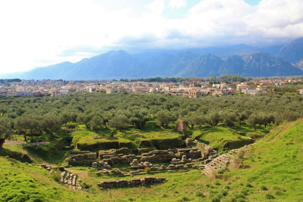 Cosa vedere a Sparta: TOP 3 Luoghi Imperdibili (Rovine Antiche, Tomba di Leonida, Museo) 2 cosa vedere a sparta rovine teatro di sparta