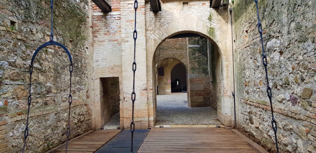 Top 7 Lago di Garda Sirmione cosa vedere? 4 ponte levatoio castello di sirmione
