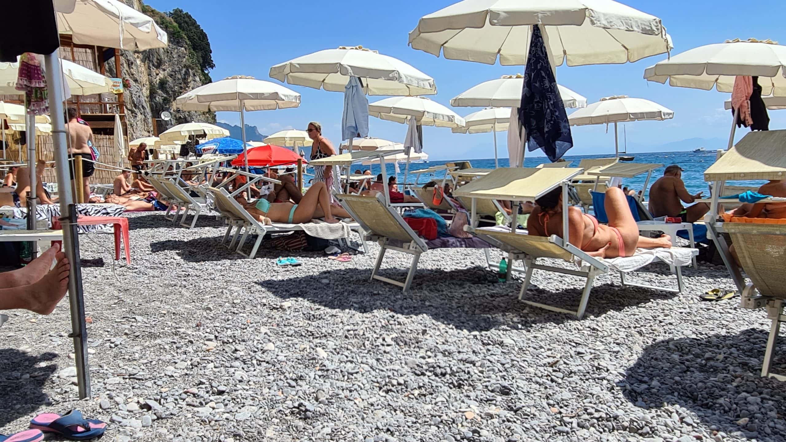 TOP Spiagge Costiera Amalfitana Cosa vedere? 38 cosa vedere costiera amalfitana spiagge il duoglio beach lido degli artisti 11 scaled