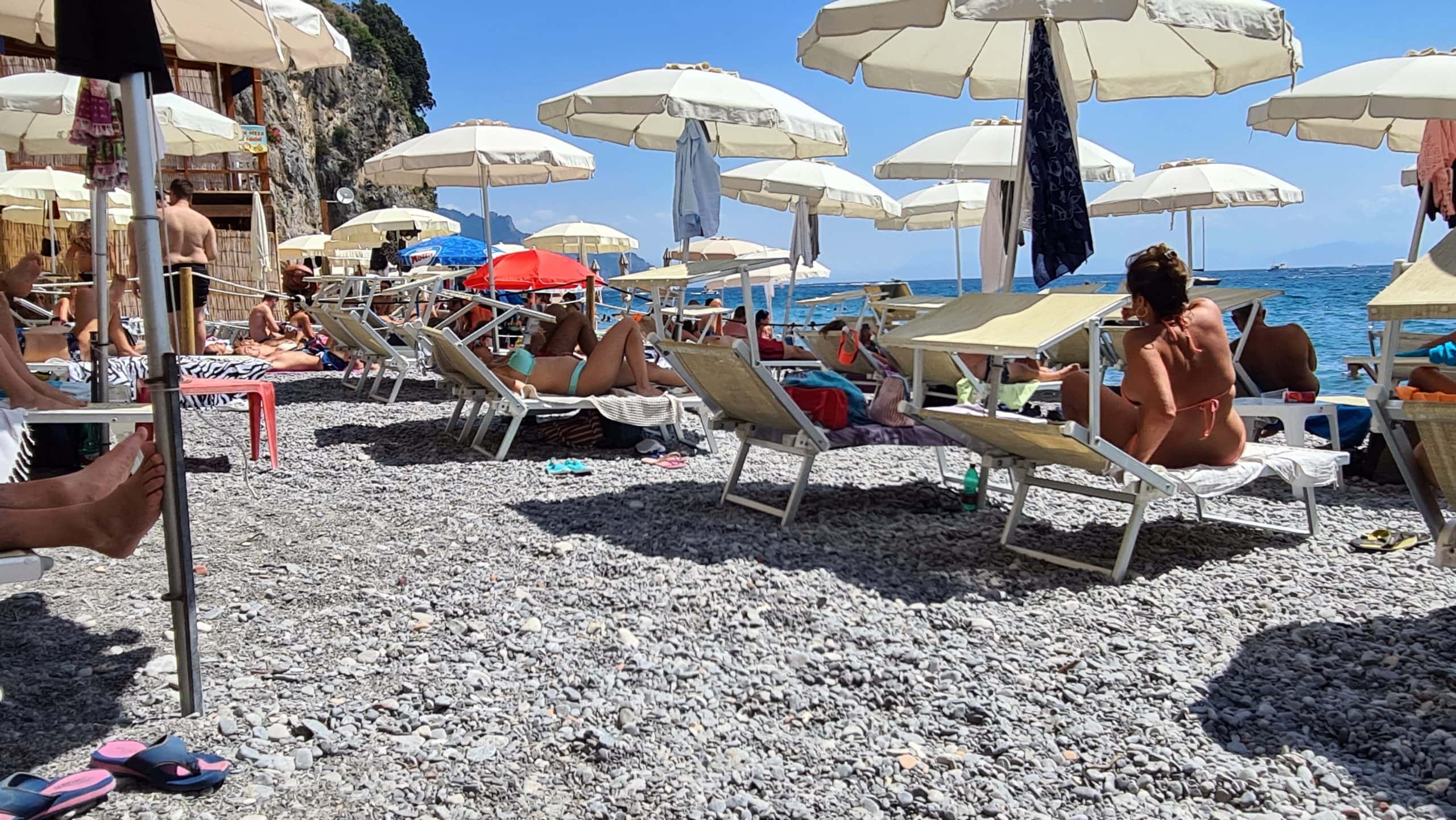 TOP Spiagge Costiera Amalfitana Cosa vedere? 39 cosa vedere costiera amalfitana spiagge il duoglio beach lido degli artisti 12 scaled