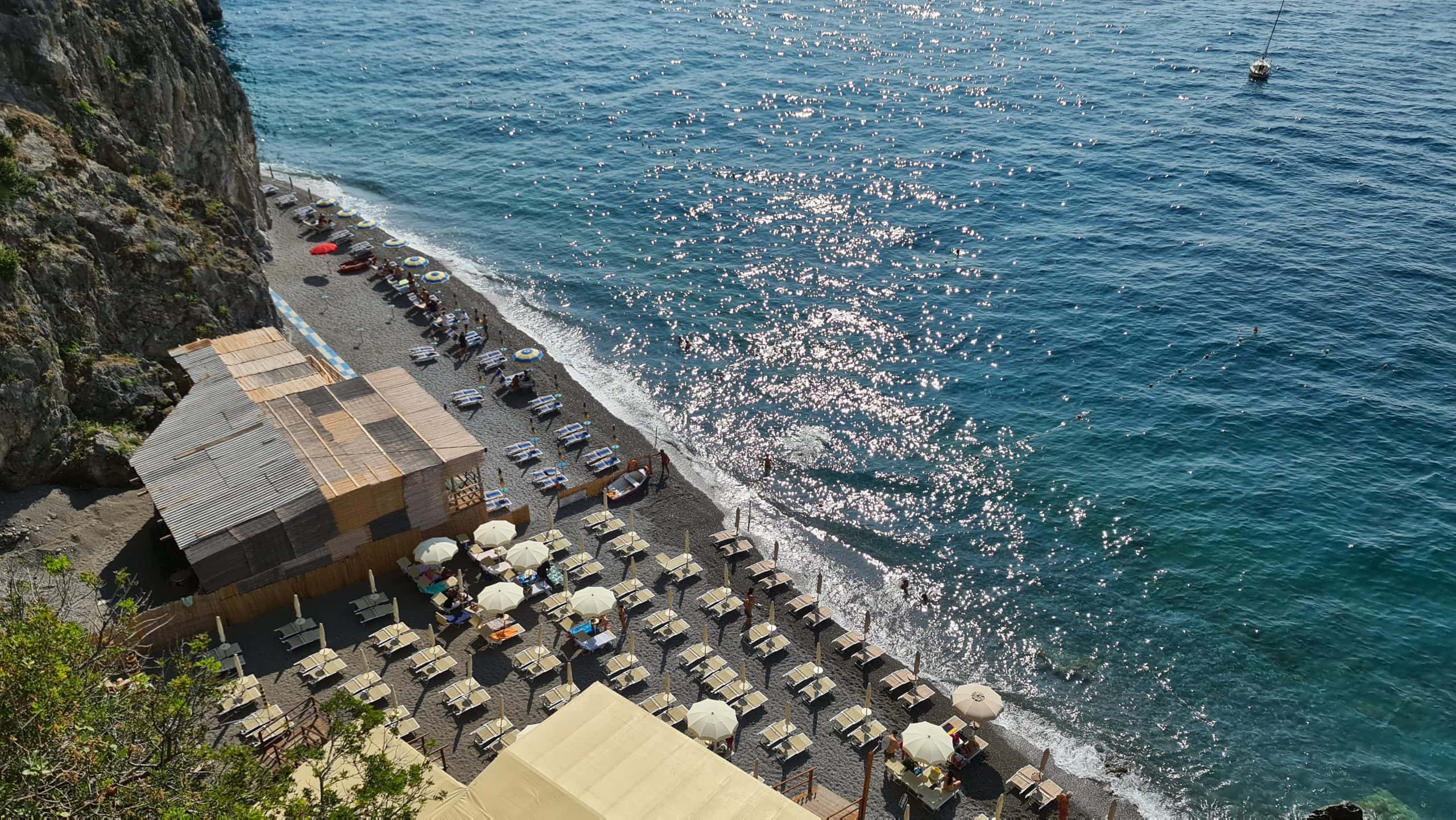 TOP Spiagge Costiera Amalfitana Cosa vedere? 30 cosa vedere costiera amalfitana spiagge il duoglio beach lido degli artisti 3 scaled
