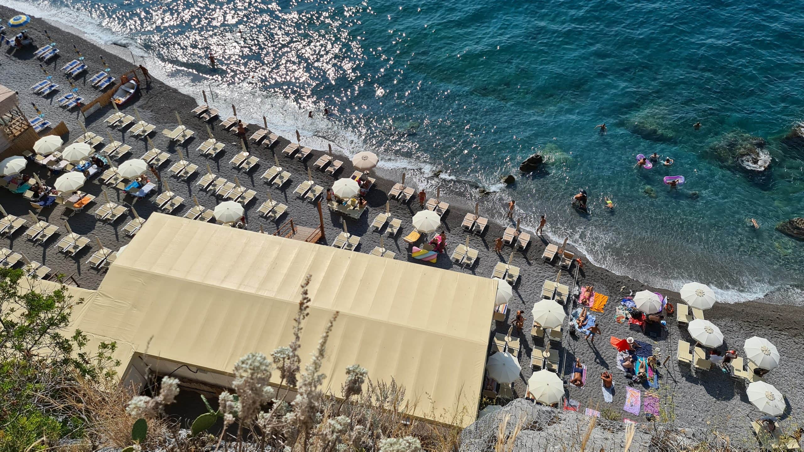 TOP Spiagge Costiera Amalfitana Cosa vedere? 31 cosa vedere costiera amalfitana spiagge il duoglio beach lido degli artisti 4 scaled