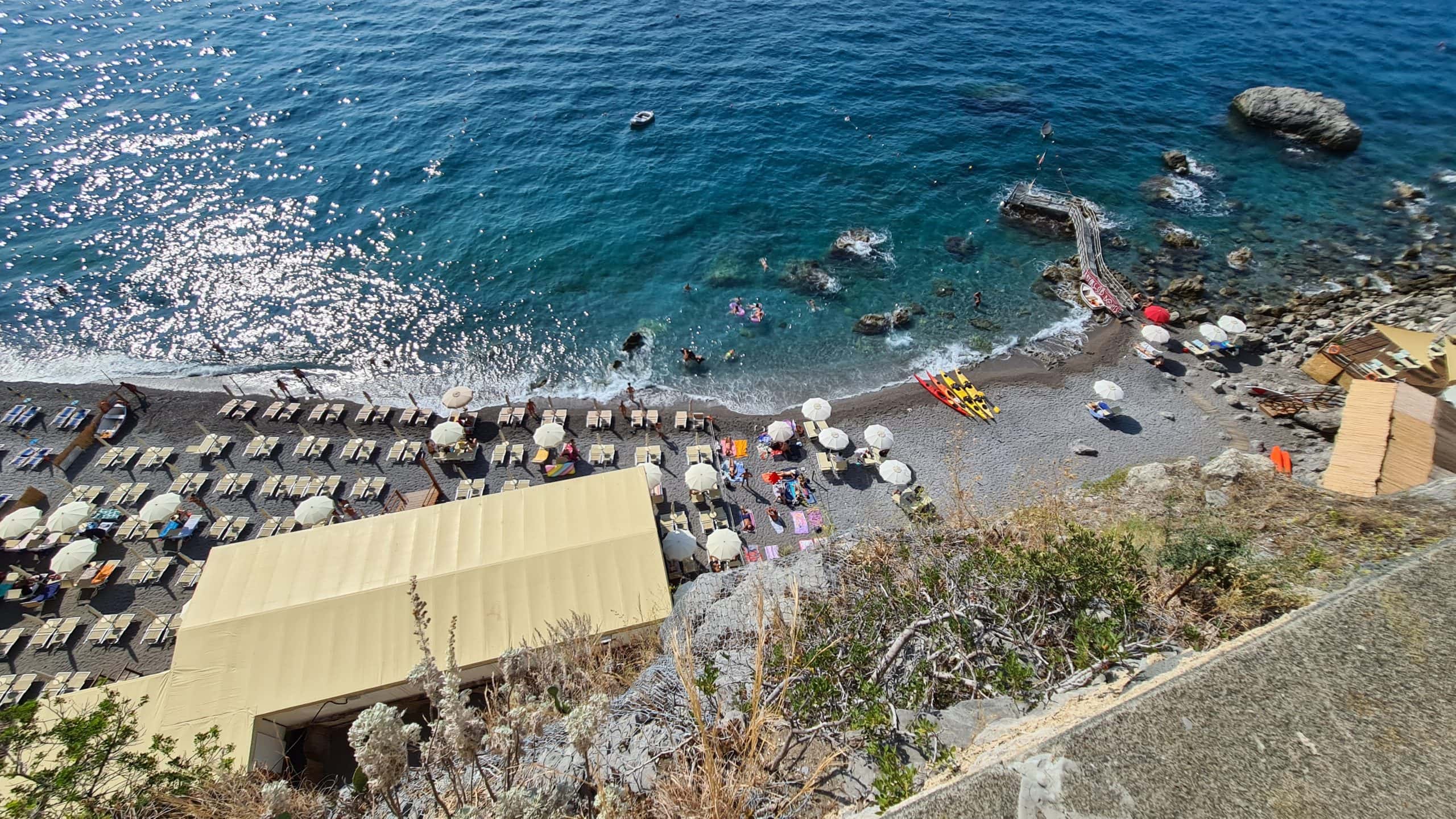 TOP Spiagge Costiera Amalfitana Cosa vedere? 33 cosa vedere costiera amalfitana spiagge il duoglio beach lido degli artisti 6 scaled