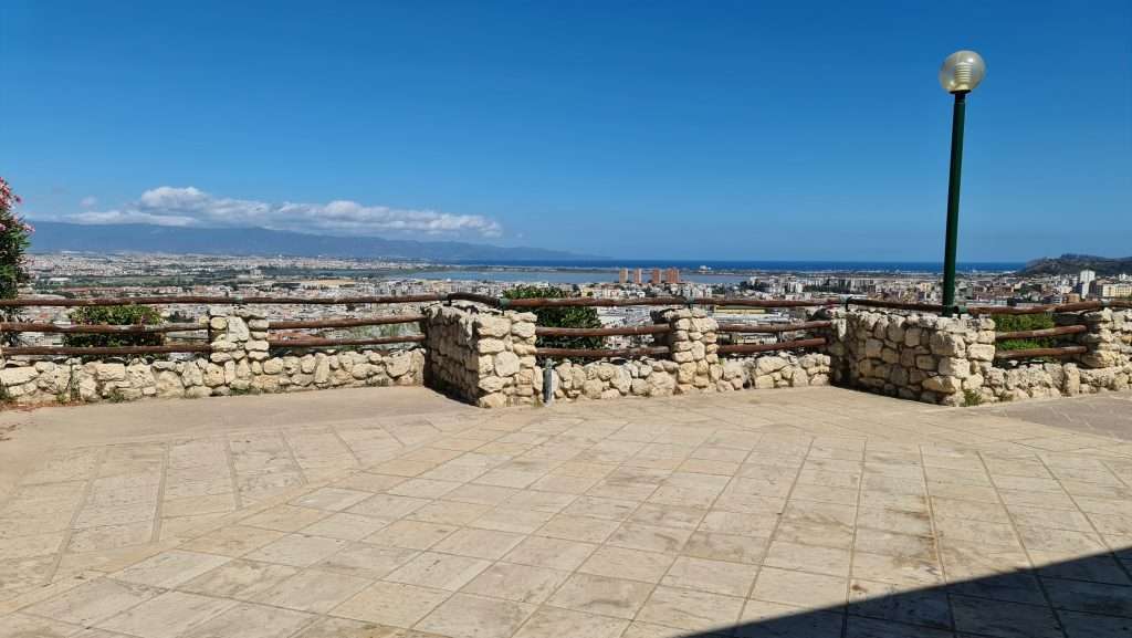 TOP 10 Cosa Vedere a Cagliari spiagge e città 6 Cosa Vedere a Cagliari castello di san michele vista dal piazzale 4