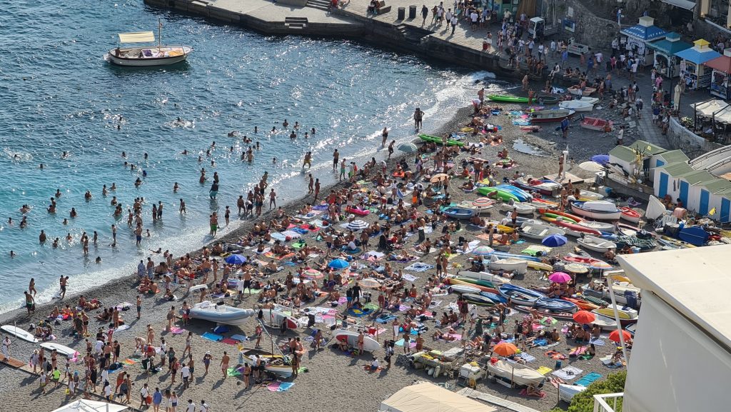 TOP Spiagge Costiera Amalfitana Cosa vedere? 2 Spiagge Costiera Amalfitana Cosa vedere spiaggia libera Positano affollata ad agosto nel pomeriggio