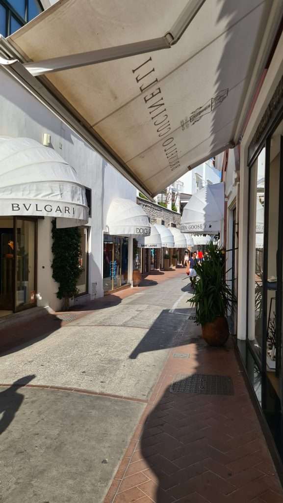 Top 5 Faraglioni Capri da dove vederli? 6 Via Camerelle Capri negozio di Bulgari alta moda e firme