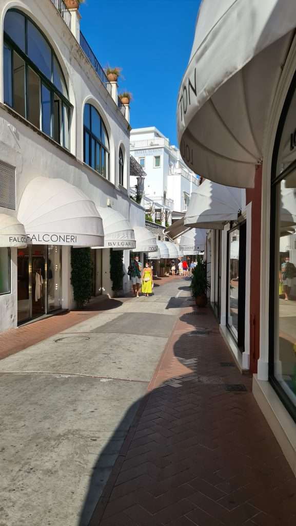 Top 5 Faraglioni Capri da dove vederli? 5 Via Camerelle Capri negozio di falconeri alta moda e firme