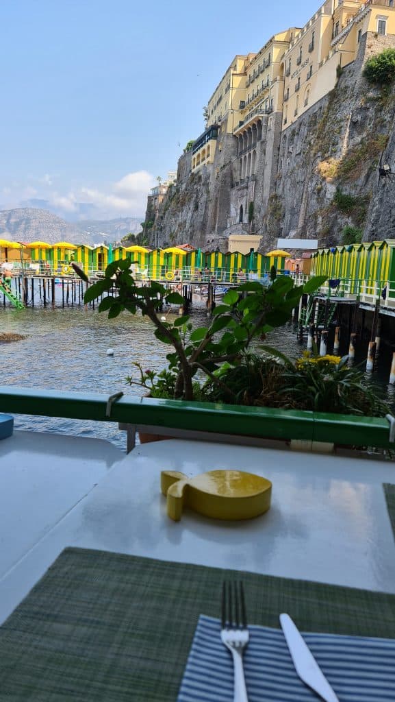 TOP 10 Cosa vedere a Sorrento. Sorrento Spiagge Costiera e... 43 cosa vedere a sorrento spiaggia cabine colorate e pranzo in riva al mare bagni salvatore scaled