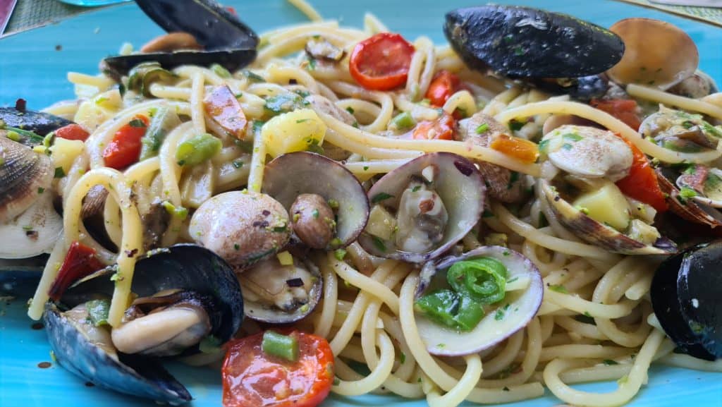 TOP 10 Cosa vedere a Sorrento. Sorrento Spiagge Costiera e... 39 cosa vedere a sorrento spiaggia pranzo in riva al mare bagni salvatore spaghetti scaled