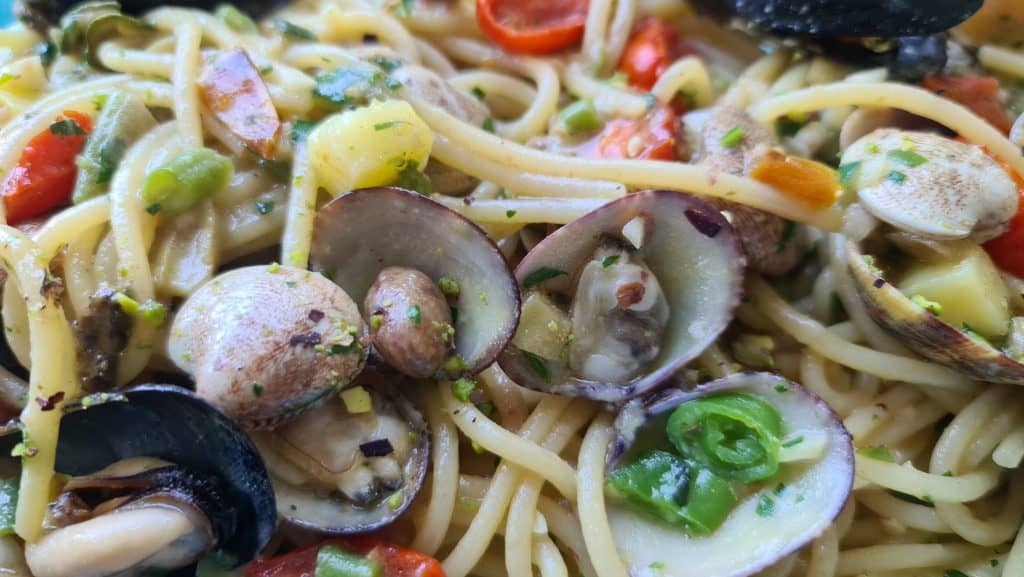 TOP 10 Cosa vedere a Sorrento. Sorrento Spiagge Costiera e... 41 cosa vedere a sorrento spiaggia pranzo in riva al mare bagni salvatore spaghetti 2 scaled