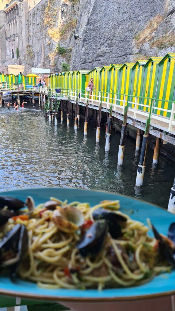 TOP 10 Cosa vedere a Sorrento. Sorrento Spiagge Costiera e... 42 cosa vedere a sorrento spiaggia pranzo in riva al mare bagni salvatore spaghetti 3 scaled