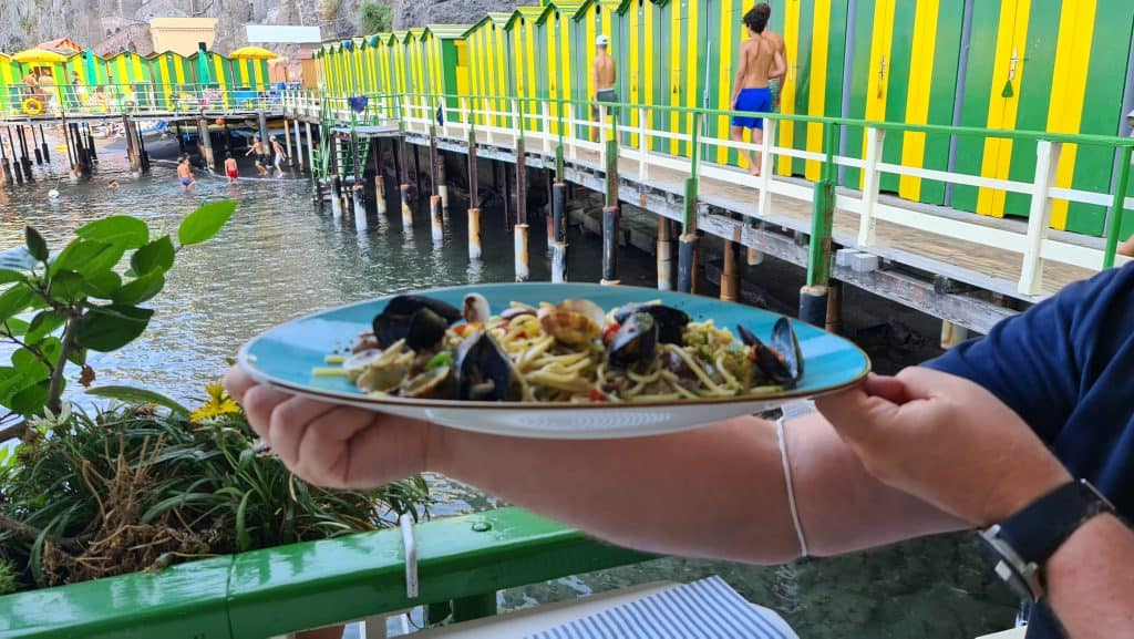 TOP 10 Cosa vedere a Sorrento. Sorrento Spiagge Costiera e... 38 cosa vedere a sorrento spiaggia pranzo in riva al mare bagni salvatore spaghetti 4 scaled