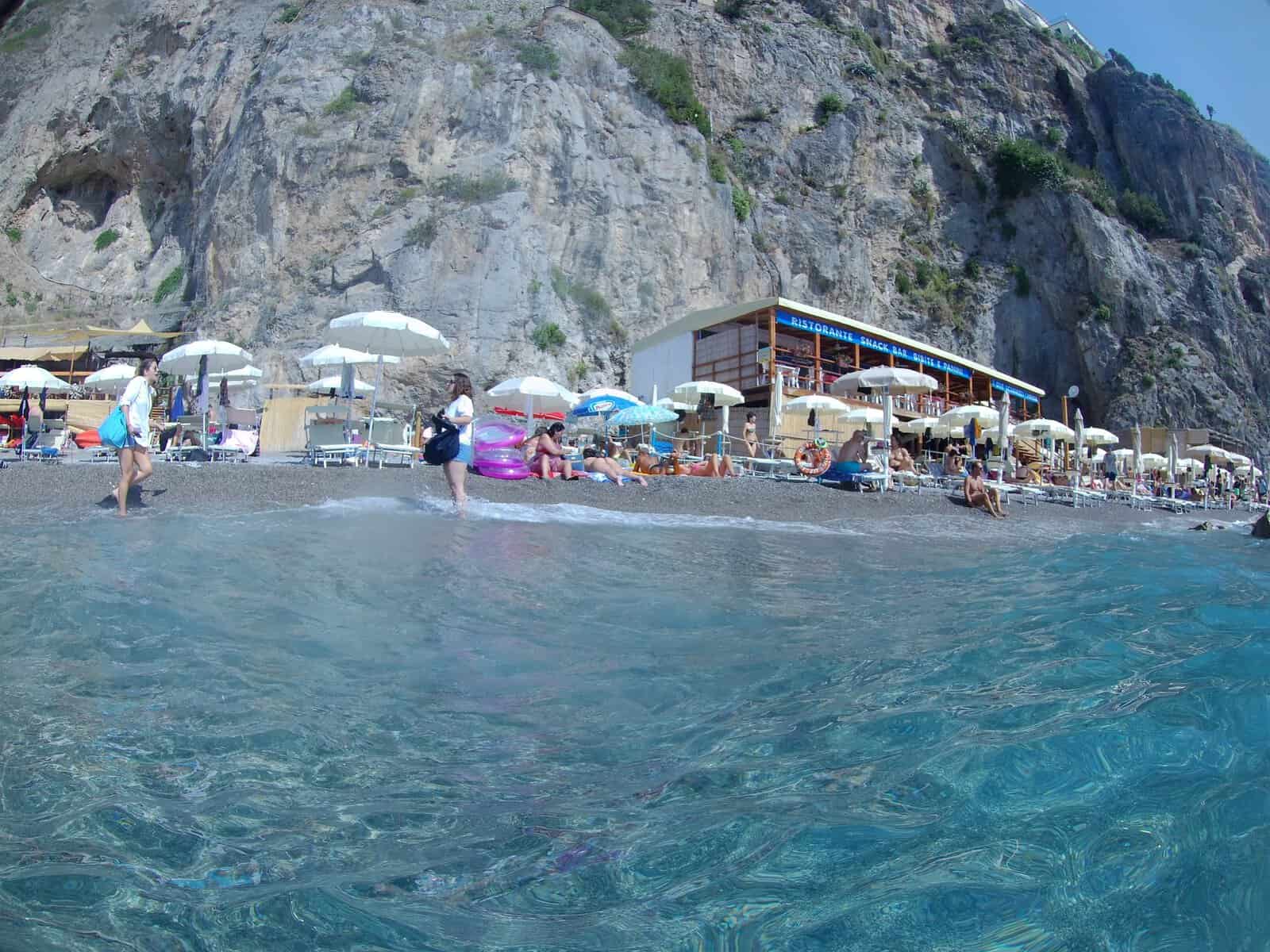 TOP Spiagge Costiera Amalfitana Cosa vedere? 65 cosa vedere costiera amalfitana spiagge il duoglio beach lido degli artisti mare 10 scaled