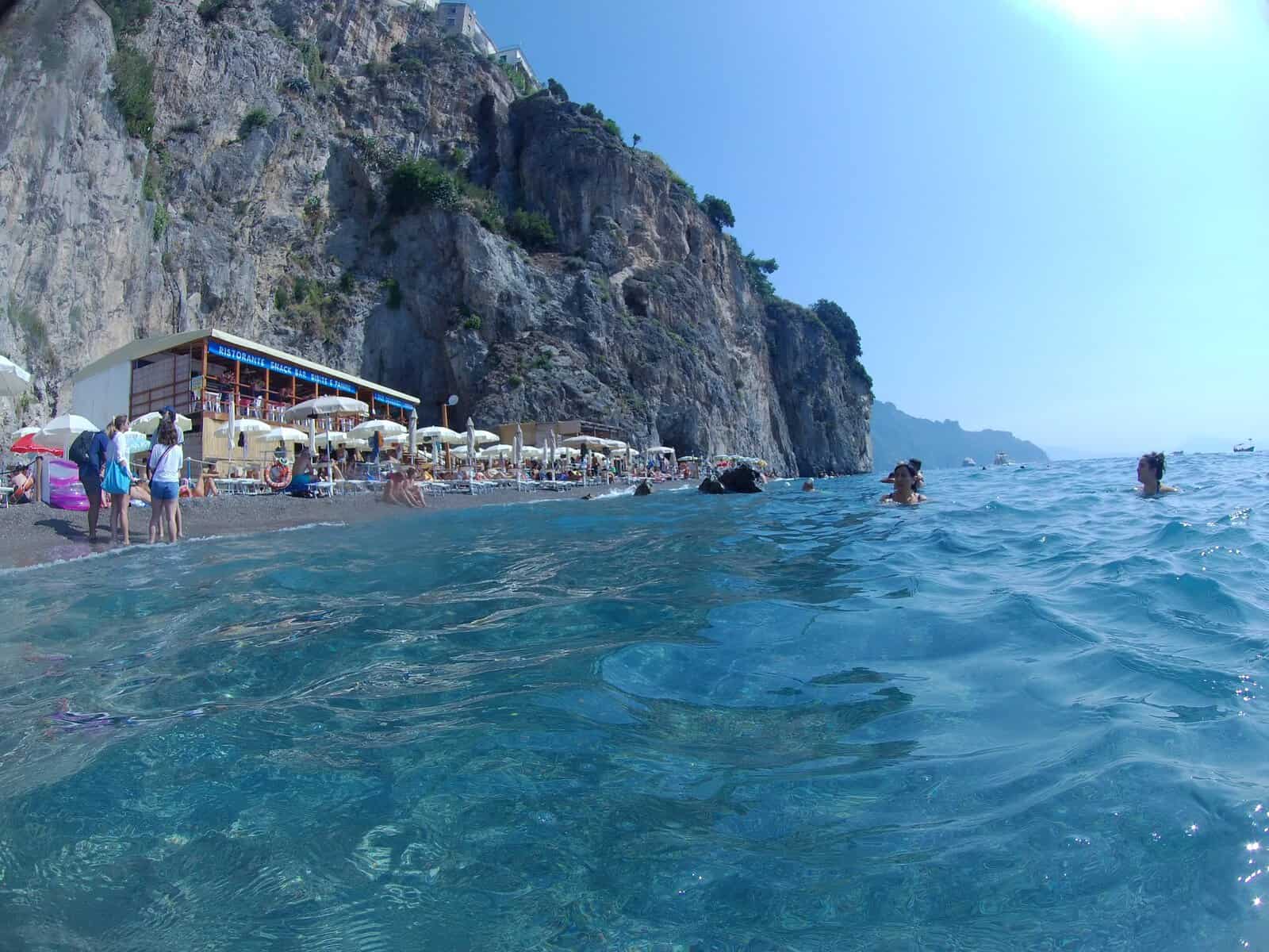TOP Spiagge Costiera Amalfitana Cosa vedere? 72 cosa vedere costiera amalfitana spiagge il duoglio beach lido degli artisti mare 17 scaled