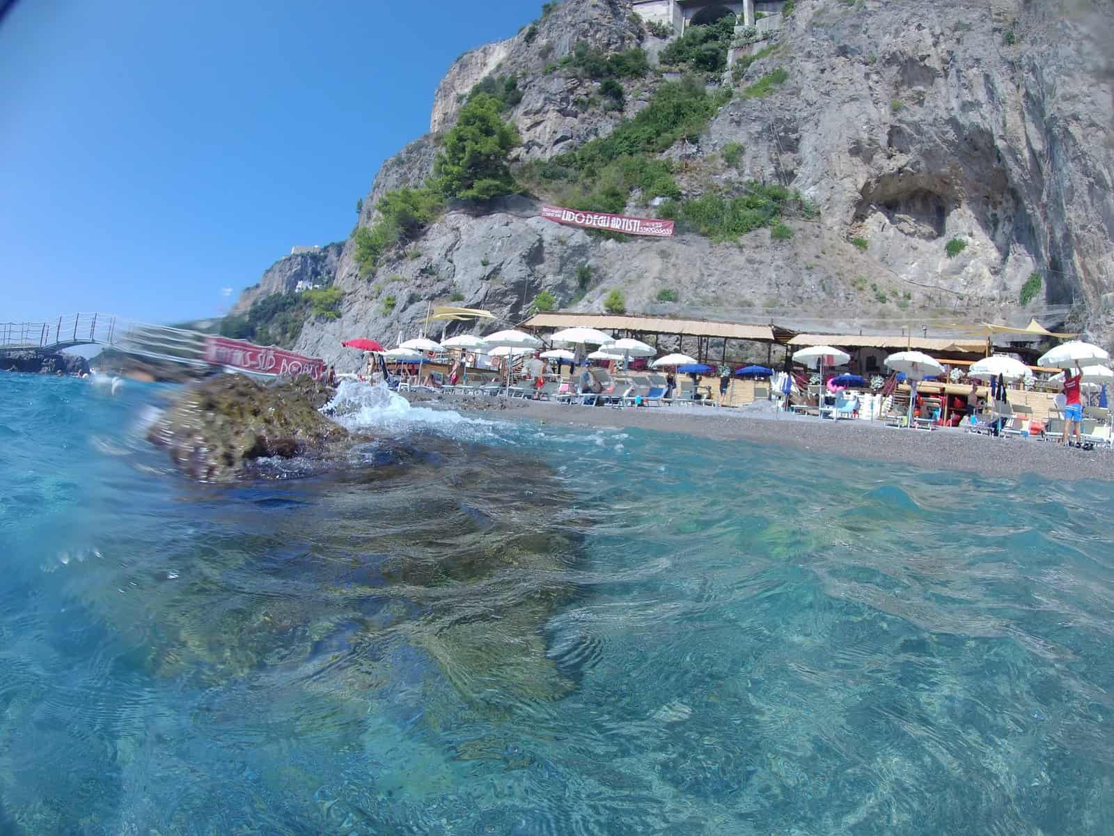 TOP Spiagge Costiera Amalfitana Cosa vedere? 76 cosa vedere costiera amalfitana spiagge il duoglio beach lido degli artisti mare 21 scaled