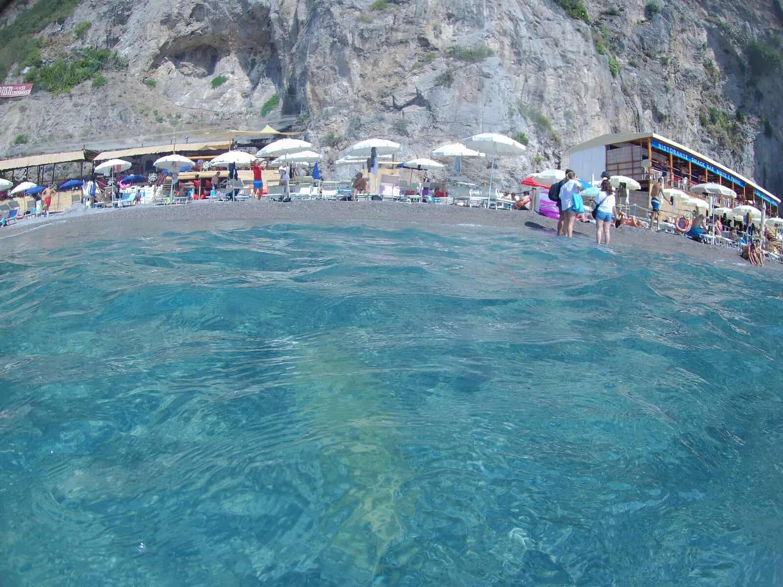TOP Spiagge Costiera Amalfitana Cosa vedere? 79 cosa vedere costiera amalfitana spiagge il duoglio beach lido degli artisti mare 24 scaled