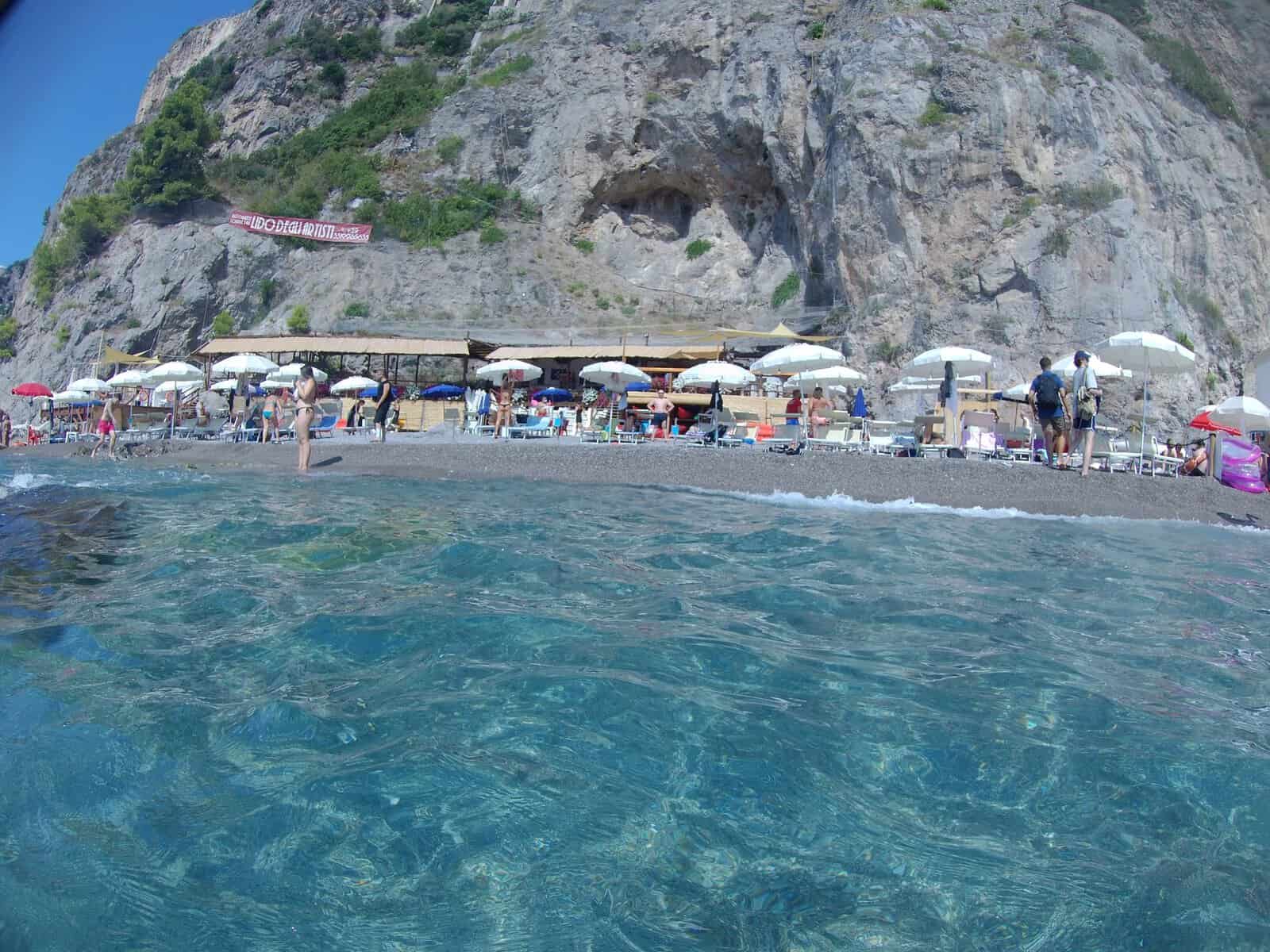 TOP Spiagge Costiera Amalfitana Cosa vedere? 80 cosa vedere costiera amalfitana spiagge il duoglio beach lido degli artisti mare 25 scaled