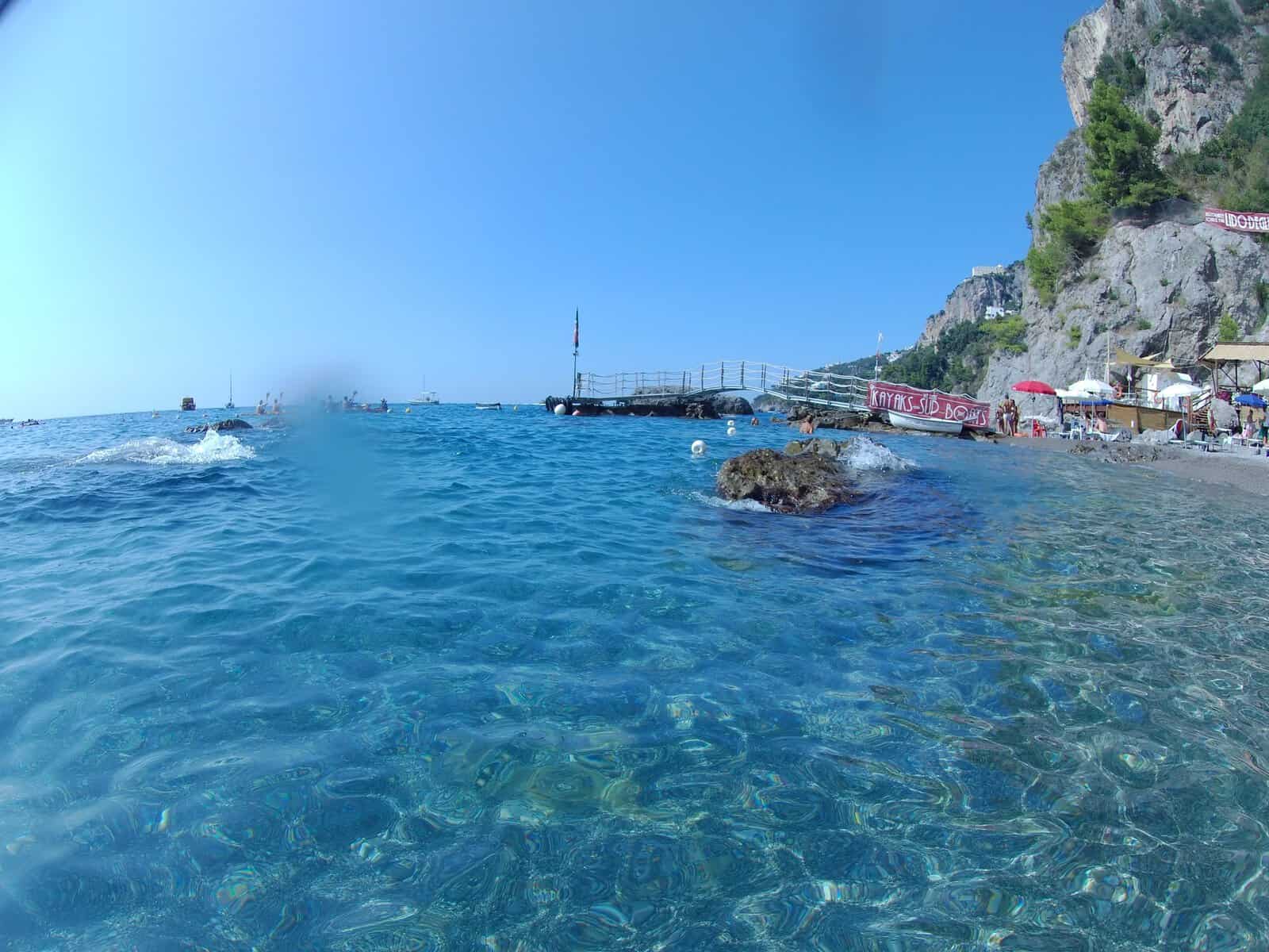 TOP Spiagge Costiera Amalfitana Cosa vedere? 58 cosa vedere costiera amalfitana spiagge il duoglio beach lido degli artisti mare 3 scaled