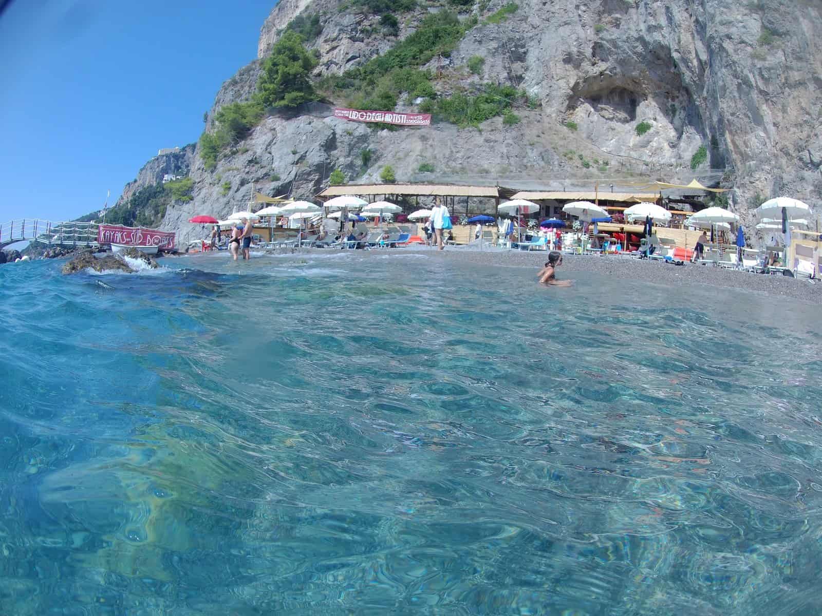 TOP Spiagge Costiera Amalfitana Cosa vedere? 60 cosa vedere costiera amalfitana spiagge il duoglio beach lido degli artisti mare 5 scaled