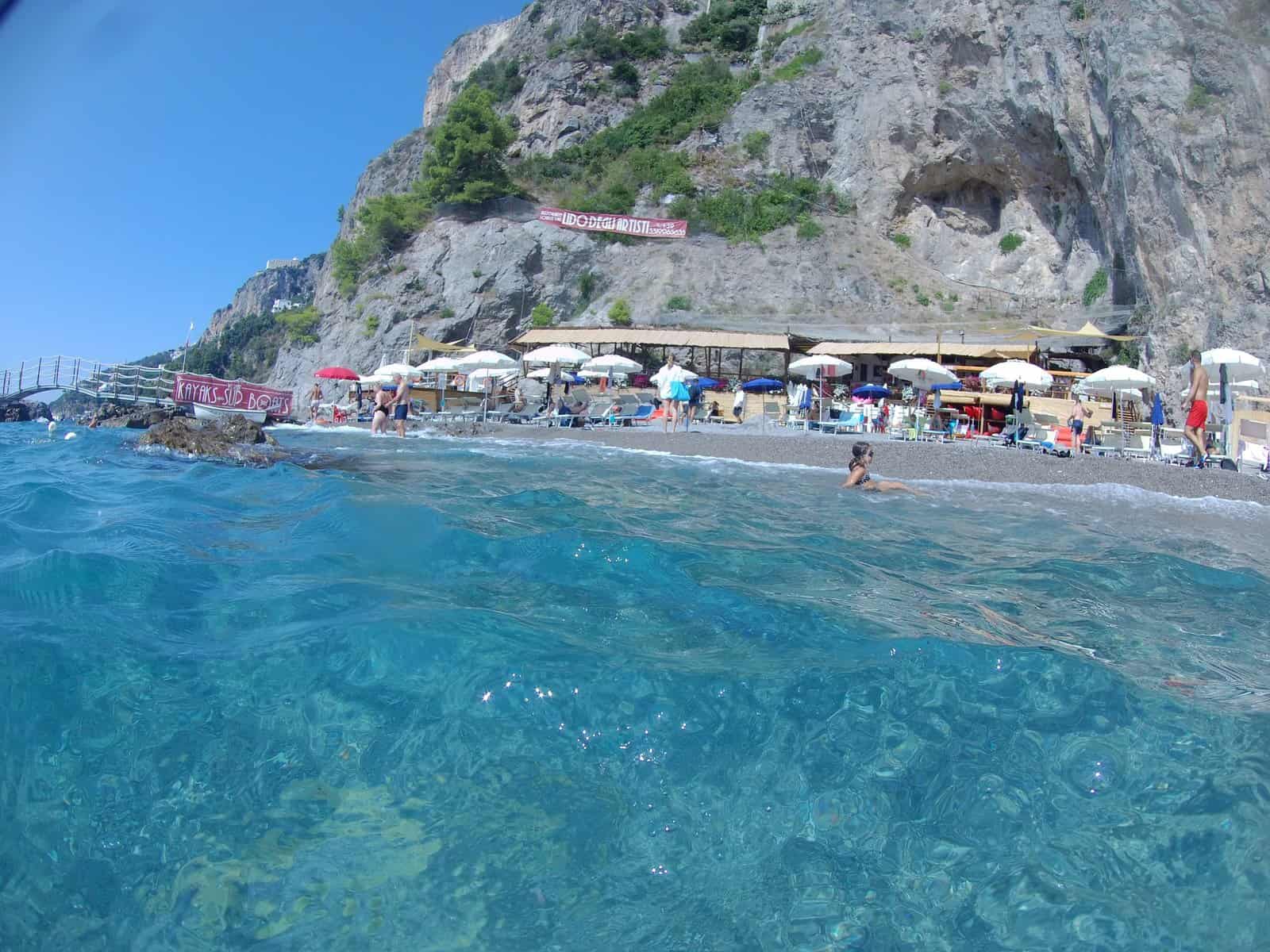 TOP Spiagge Costiera Amalfitana Cosa vedere? 61 cosa vedere costiera amalfitana spiagge il duoglio beach lido degli artisti mare 6 scaled