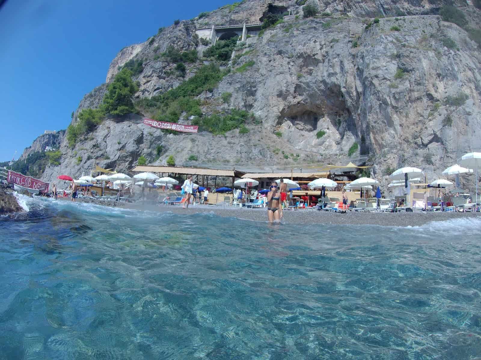 TOP Spiagge Costiera Amalfitana Cosa vedere? 62 cosa vedere costiera amalfitana spiagge il duoglio beach lido degli artisti mare 7 scaled
