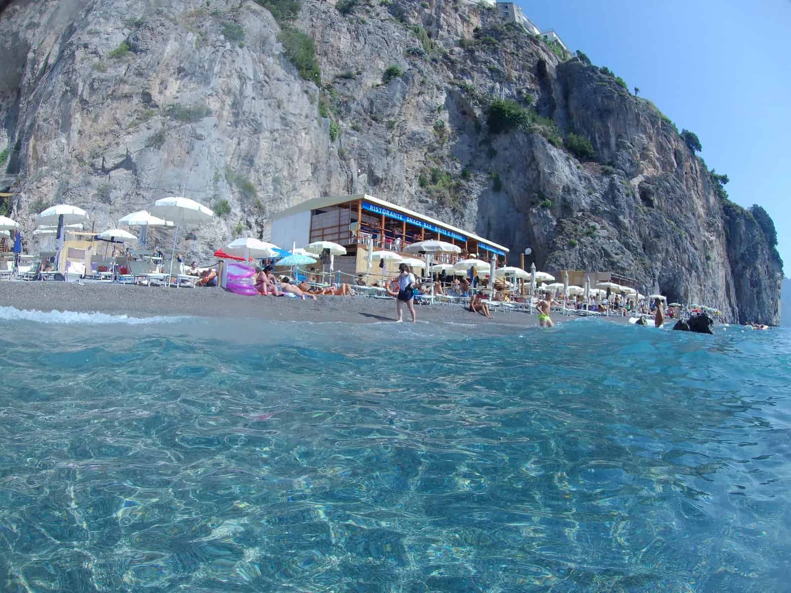 TOP Spiagge Costiera Amalfitana Cosa vedere? 63 cosa vedere costiera amalfitana spiagge il duoglio beach lido degli artisti mare 8 scaled