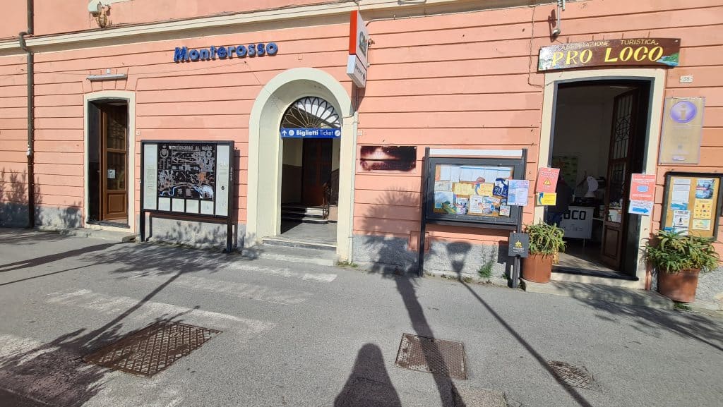 Paesi e Spiagge 5 Terre cosa vedere? 3 stazione monterosso al mare 5 terre