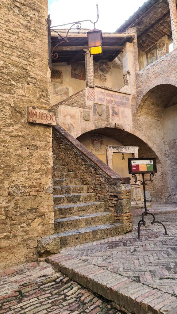Top 10 Cosa vedere a San Gimignano? 70 Cosa vedere a San Gimignano torre grossa vista toscana dallalto tripilare 1