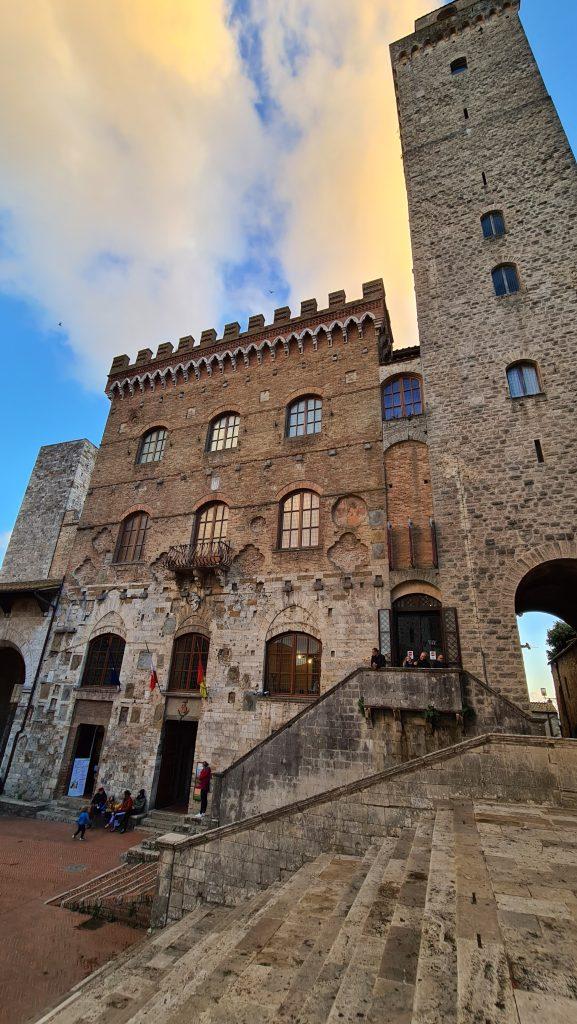 Top 10 Cosa vedere a San Gimignano? 4 cosa vedere a san gimignano Via Centrale e piazze tripilare 1