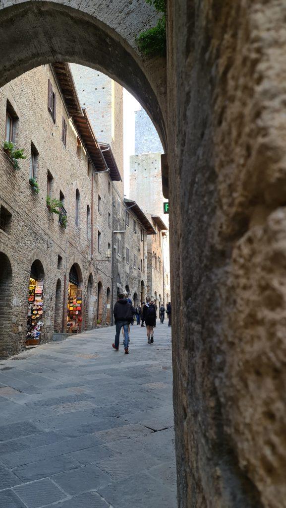 Top 10 Cosa vedere a San Gimignano? 57 cosa vedere a san gimignano Via Centrale e piazze tripilare 10 1