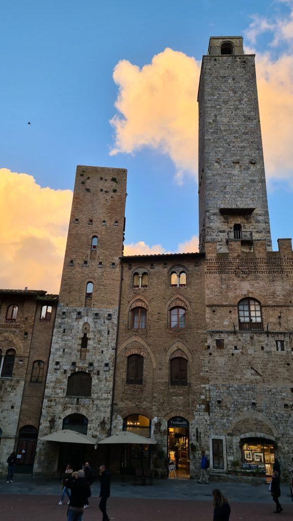 Top 10 Cosa vedere a San Gimignano? 13 cosa vedere a san gimignano Via Centrale e piazze tripilare 10