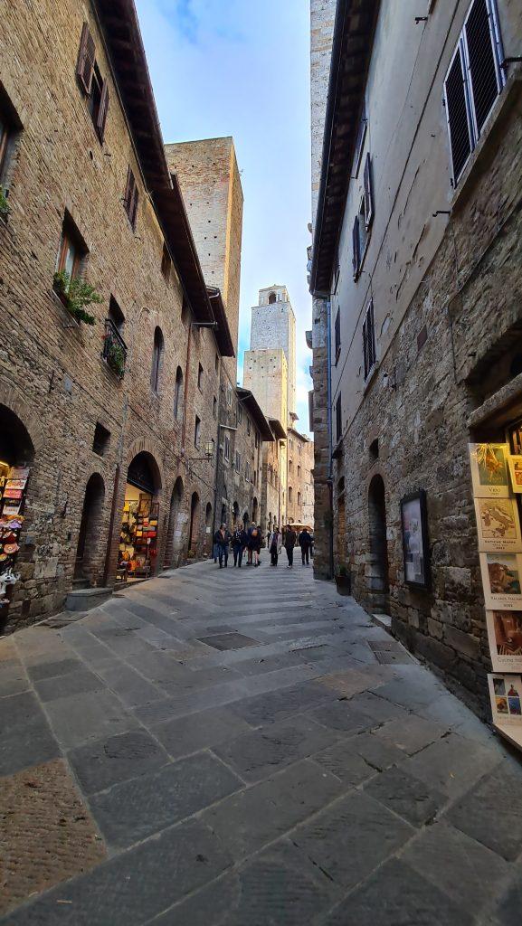 Top 10 Cosa vedere a San Gimignano? 58 cosa vedere a san gimignano Via Centrale e piazze tripilare 11 1
