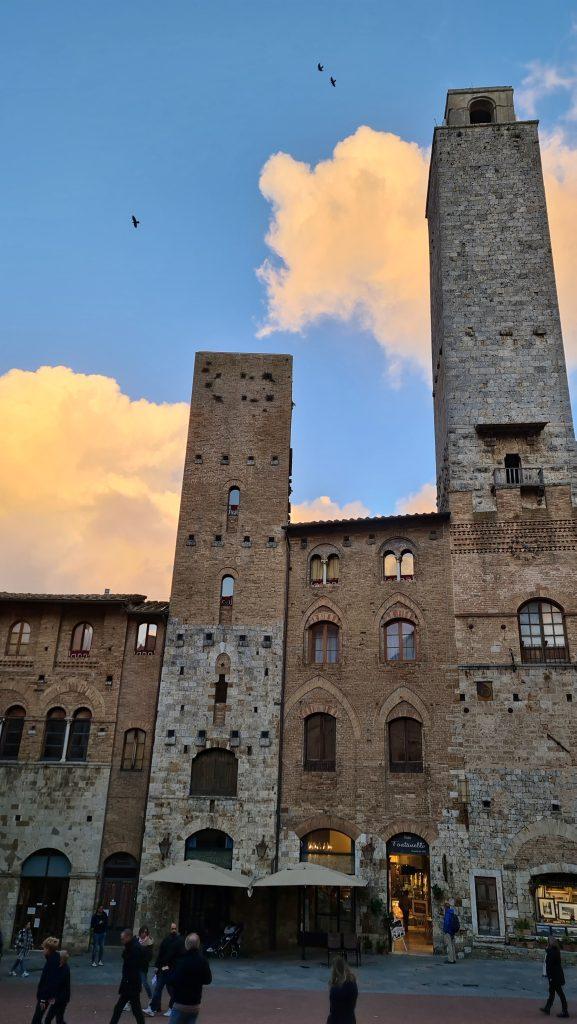 Top 10 Cosa vedere a San Gimignano? 14 cosa vedere a san gimignano Via Centrale e piazze tripilare 11