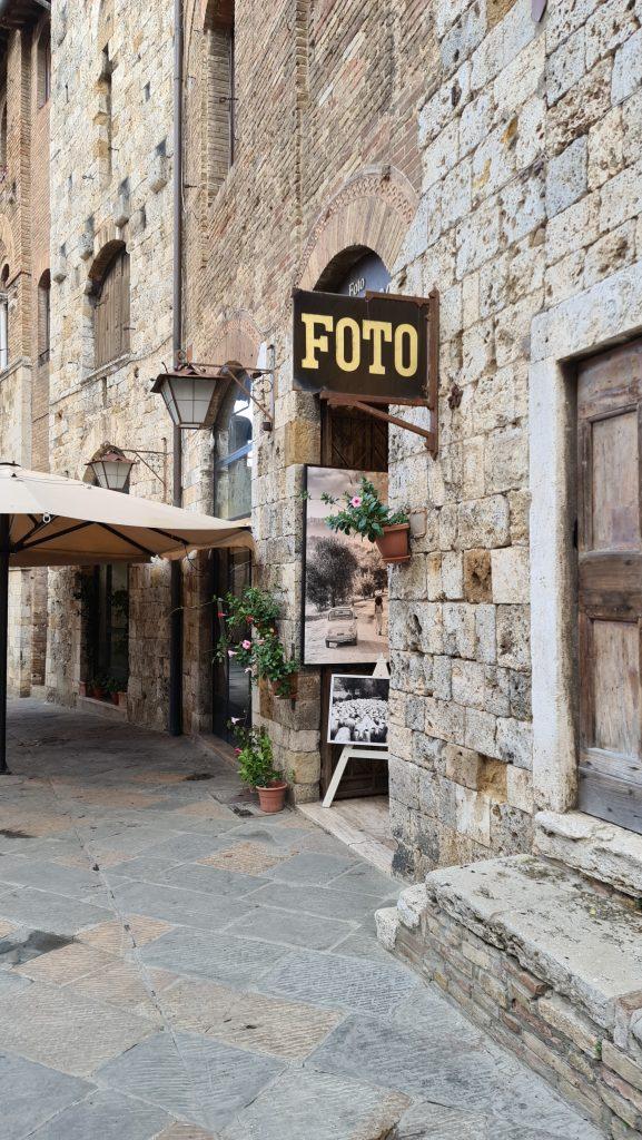 Top 10 Cosa vedere a San Gimignano? 59 cosa vedere a san gimignano Via Centrale e piazze tripilare 12 1