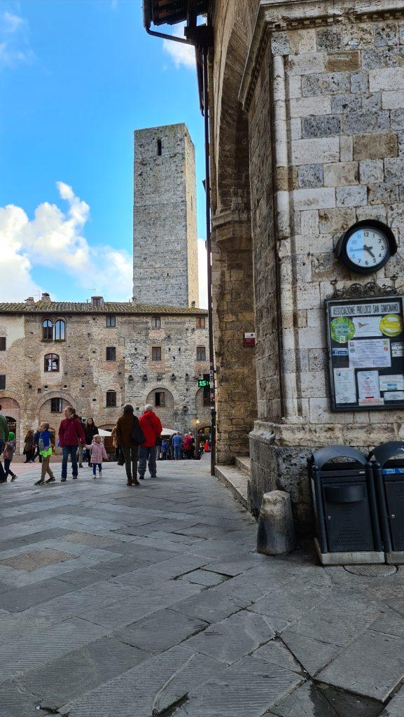 Top 10 Cosa vedere a San Gimignano? 60 cosa vedere a san gimignano Via Centrale e piazze tripilare 13 1