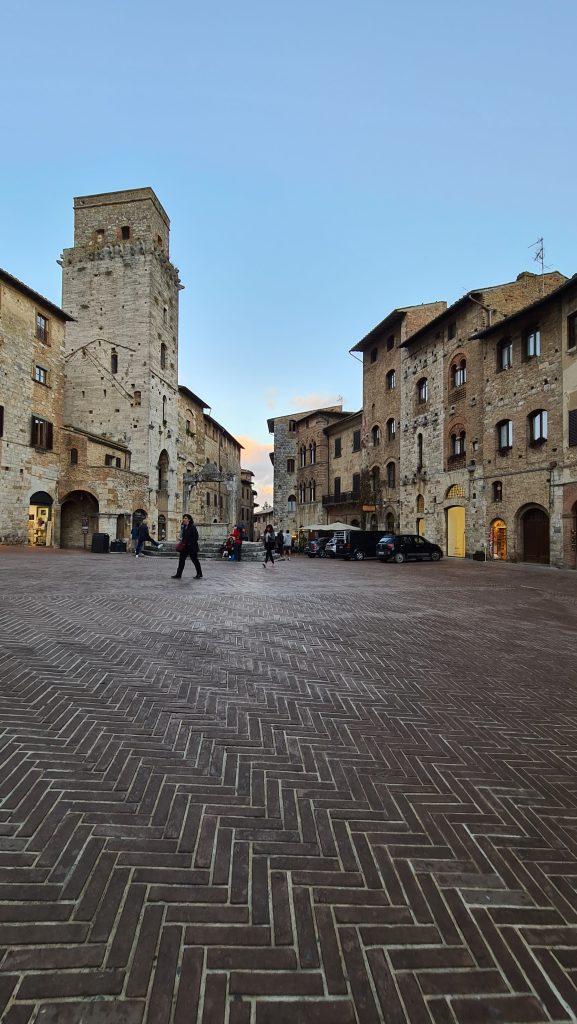 Top 10 Cosa vedere a San Gimignano? 16 cosa vedere a san gimignano Via Centrale e piazze tripilare 13