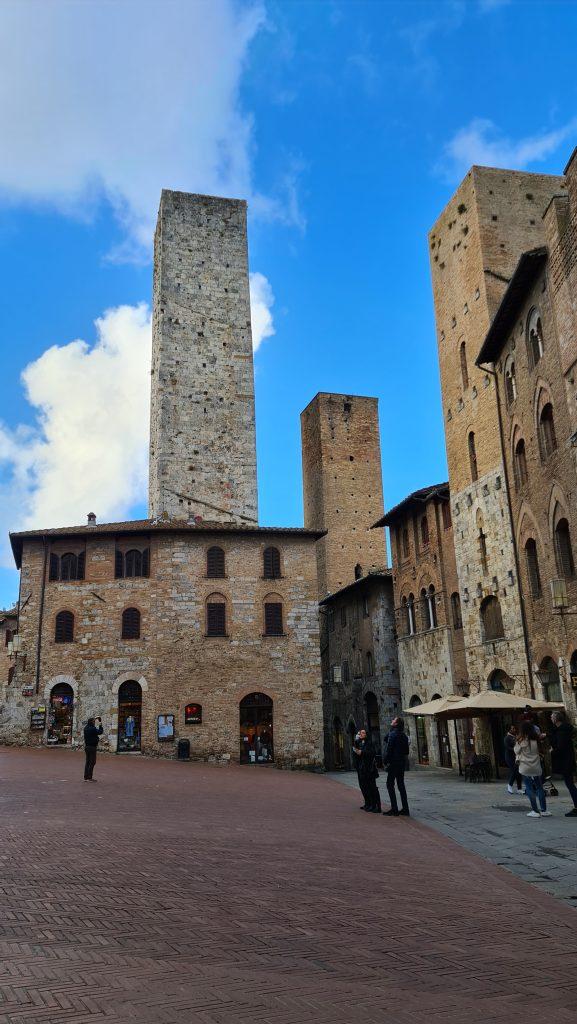 Top 10 Cosa vedere a San Gimignano? 61 cosa vedere a san gimignano Via Centrale e piazze tripilare 14 1